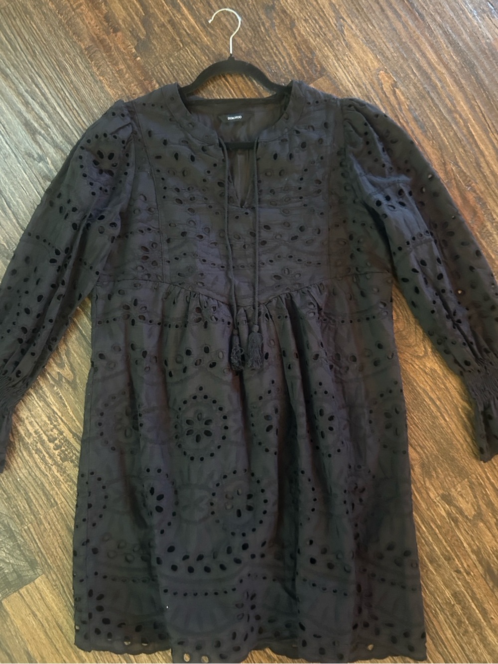 Dokotoo women’s Black Eyelet Tie-Front Smocked-Sleeve Dress